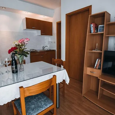 Apartman With A Parking Space - 15734